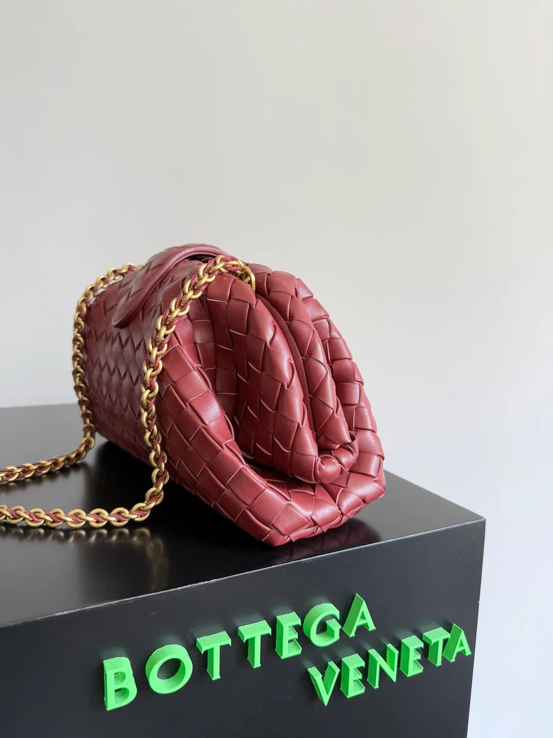 Batch 2260 BOTTEGA VENETA Lady's LAUREN CLUTCH Chain Clutch was inspired by 40 years ago. It is a perfect fusion of classic and modern bags. It is effortless and fashionable for any occasion and at any time. The newly added detachable metal chain allows people to have more ways to carry it. It is grand and elegant. Style No.: 785807 Size: 31.5*16.5*11cm